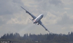 Video: Thót tim xem Boeing 747 'vẫy cánh' tạm biệt sau khi xuất xưởng