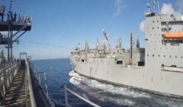 Video: Xem tàu chỉ huy Mỹ nhận tiếp tế trên Biển Đông