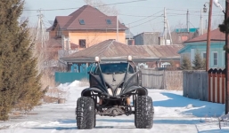 Video: Xe 'quái vật' lăn bánh trên đường