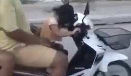 Bé 5 tuổi lái xe máy chở ba người lao vun vút