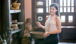 Thiếu nữ áo yếm: Làm gì có lang y nào mặc bốc thuốc như thế?