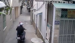 Cướp táo tợn thò tay vào trong nhà giật phăng dây chuyền vàng