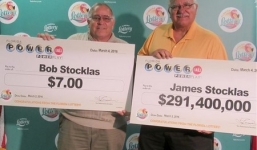 Hy hữu hai anh em cùng trúng vé số trong một ngày
