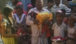 Kỳ lạ đám cưới hai chú chó hút nghìn người xem 