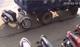 Xe tải lùi không quan sát cuốn SH vào gầm