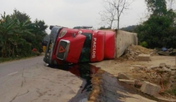 Video: Hiện trường vụ xe container đâm trực diện xe khách ở Lạng Sơn