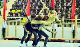 Nữ học viên Học viện An ninh nhân dân kẹp cổ hạ gục 3 thanh niên ngổ ngáo