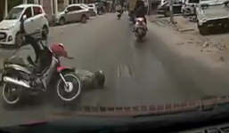 2 xe máy hạ gục nhau ngay trước đầu ô tô
