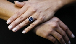 Cận cảnh viên kim cương xanh quý hiếm 35 triệu USD