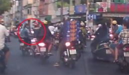 Đôi nam nữ giật điện thoại của cô gái trẻ bị bắt nhờ camera hành trình