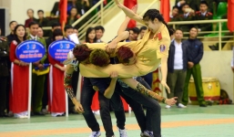 Chân dung nữ học viên cảnh sát bay người, quật ngã ba nam thanh niên