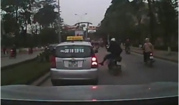 Thanh niên đi xe máy đuổi theo tung chân đạp taxi trả đũa sau va chạm
