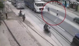 Video: Sang đường sai luật thanh niên 'tỏ thái độ' với tài xế xe tải