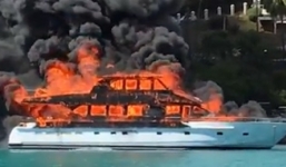 Video: Du thuyền sang trọng bốc cháy ngùn ngụt