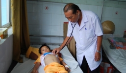 Bé trai 6 tuổi dập gan, gãy xương đòn nghi do cha ruột đánh