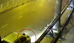 Trộm liều lĩnh cậy cửa ô tô giữa phố Sài Gòn cuỗm đồ