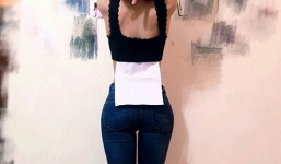 Trung Quốc: Trào lưu khoe vòng eo con kiến với giấy A4