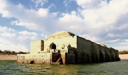 Kỳ lạ nhà thờ hàng trăm tuổi nổi lên khỏi mặt hồ