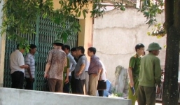 Vợ chết, chồng uống thuốc độc trong căn nhà bên đường