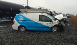 Tàu hỏa đâm nát đầu xe van 7 chỗ