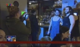 Nam bồi bàn mặc váy, đi giày cao gót phục vụ nhà hàng