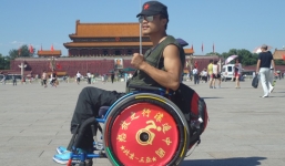 Đi xe lăn xuyên Trung Quốc