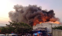 Hàng trăm cảnh sát dập tắt đám cháy lớn ở xưởng vải tại TP HCM