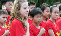 Bé gái 11 tuổi hát được 80 bài hát quốc ca trên thế giới