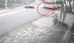 Lao vào gầm xe buýt, cô gái may mắn thoát chết 