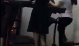 Cô gái mặc váy, đi chân trần tập gym