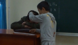 Thầy giáo bắt học sinh nhổ tóc bạc trong giờ học?