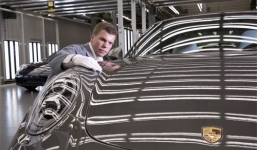 Porsche thưởng nhân viên gần 10.000 USD vì lãi 'khủng'