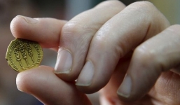 Bất ngờ thành triệu phú nhờ nhặt được đồng xu vàng