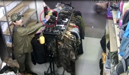 Video: Thanh niên đi SH trộm đồ trong cửa hàng đồ phượt