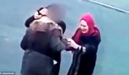 Video: Giả vờ hỏi đường, ôm hôn rồi trộm trang sức 