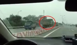 Video: Xe tải 'vô tư' chạy ngược chiều trên đường quốc lộ 1A