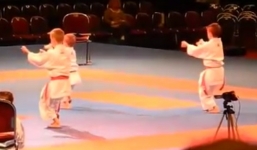 Video: Màn trình diễn của 3 cậu bé vô địch giải Karate thế giới 