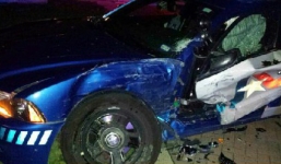 Xe bán tải đâm nát xe cảnh sát