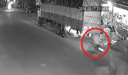 Video: Quái xế phóng như 'bay' trên đường bất ngờ lao vào đuôi xe tải