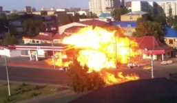 Video: Nổ xe bồn chở gas hóa lỏng, cả trạm xăng chìm trong biển lửa