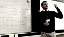 Thầy giáo đẹp trai dạy học bằng hát rap 'đốn tim' cộng đồng mạng