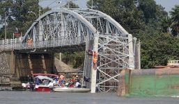 Cận cảnh cầu Ghềnh bị gãy đôi, nhiều người rơi xuống sông