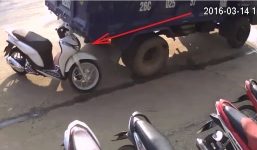 SH mode mới toanh bị xe tải cán dẹp lép do đỗ dưới lòng đường