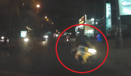 2 'quái xế' ép nhau suýt lao đầu vào ô tô