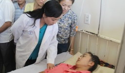 Bộ trưởng Y tế hứa gì với nữ sinh bị cưa chân?