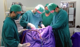 Hy hữu bé 35 ngày tuổi bị dao đâm xuyên não được cứu sống