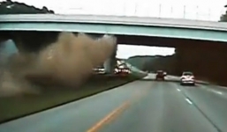 Lao vào dải phân cách ôtô bay lên như tờ giấy