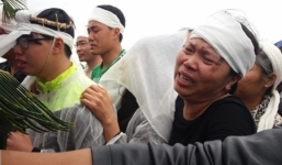 Vụ nổ ở Hà Đông: Gia đình chủ ve chai gào khóc trong đám tang