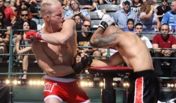 Môn thể thao lạ đời: Vừa vật tay, vừa đấm nhau như trên sàn MMA
