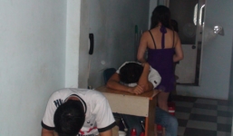 Bắt quả tang hàng chục nữ tiếp viên massage kích dục cho khách